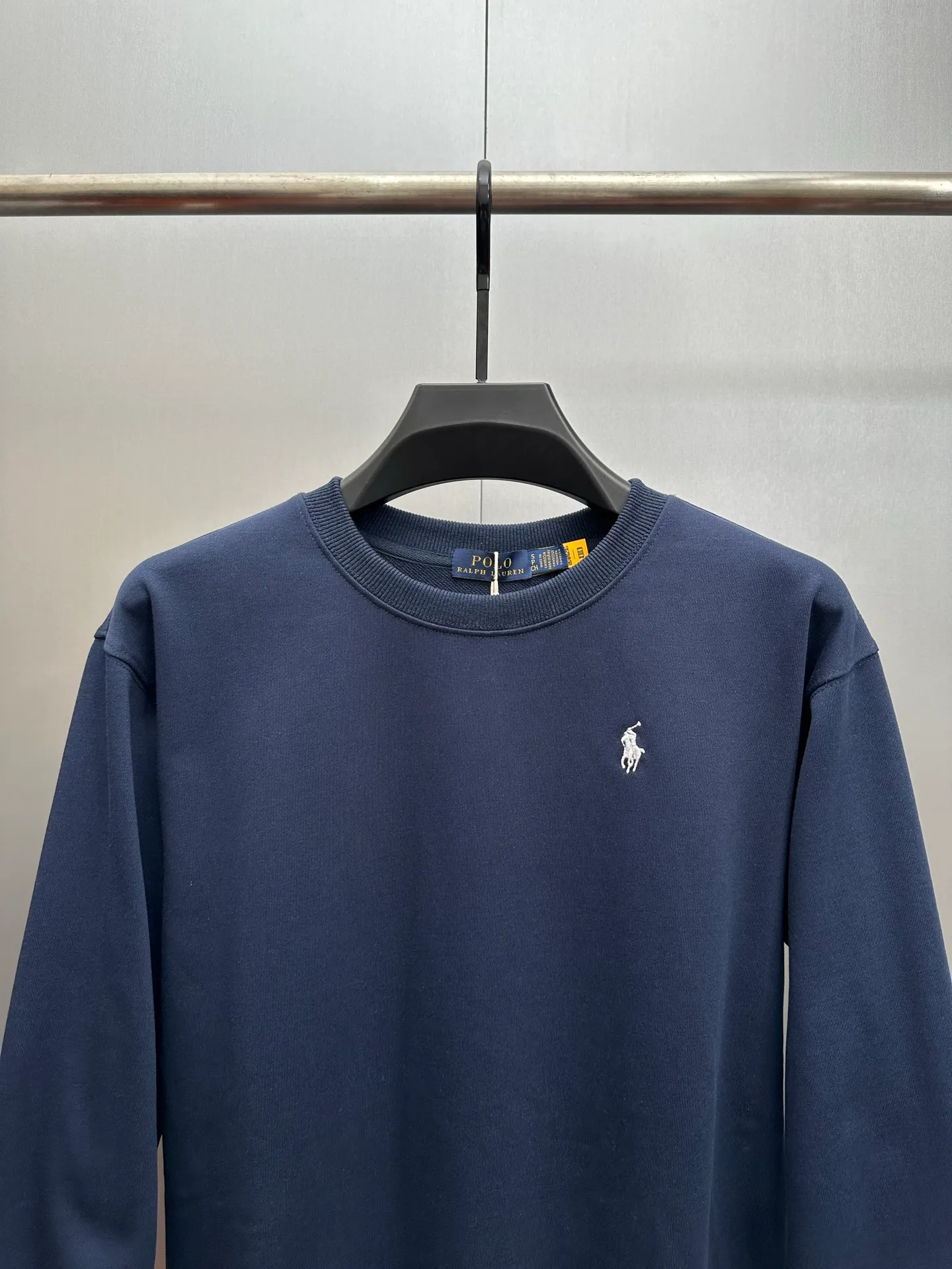 P240 Ralph Lauren/Ralph Lauren classic pony logo jersey long-sleeved sweatshirt. Loose and lazy casual style design. The solid color base is simple and versatile, making it easy to control various styles. ‌The coat fabric is made of 60% cotton➕40% polyester, which not only retains the softness, comfort and breathability of cotton, but also adds the wear resistance and wrinkle resistance of polyester fiber, making the clothes more durable and easy to care for. Even in slightly cooler weather, you won't feel stuffy when wearing it. This kind of fabric has a natural crisp feel and is not easy to pill or deform. The large logo embroidery on the chest is full of color, full of three-dimensionality and lifelike. Designed in the same style for men and women, it is suitable for couples or family wear. It is both practical and beautiful. It is an indispensable and practical item in the wardrobe! Ralph Lauren's age-reducing items add a bit of liveliness and interest to the entire sweatshirt. There is no pressure to dress, regardless of age or gender. Complete accessories!  Color: Navy Size: S-xL